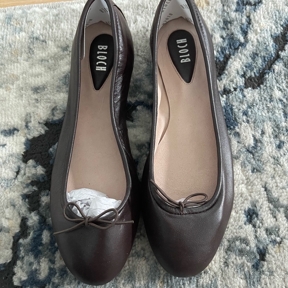 NWT Bloch brown leather flats sz8